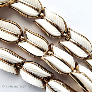 （画像用） Trifari　 トリファリ 白い羽ネックレス