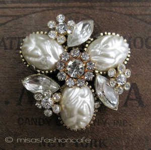 （画像用） バロックパール花ブローチ