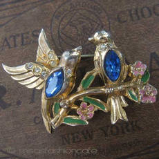 （画像用） Coro 鳥と花ブローチ