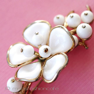 （画像用） Ｔｒｉｆａｒｉ　 トリファリ ミルクガラス花ブローチ