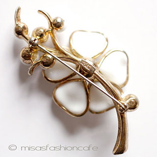 （画像用） Ｔｒｉｆａｒｉ　 トリファリ ミルクガラス花ブローチ