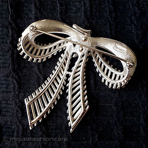 （画像用） Trifari　 トリファリ 銀リボン　ブローチ