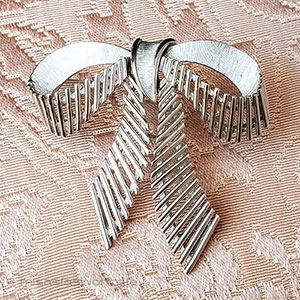 （画像用） Trifari　 トリファリ 銀リボン　ブローチ