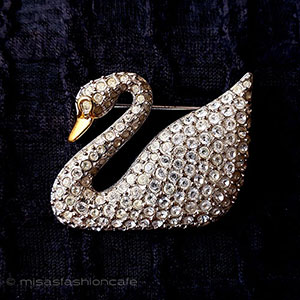 （画像用） スワロフスキーの白鳥 クリスタル　ブローチ