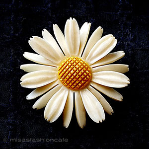 （画像用） デイジーの花ブローチ 本象牙　アイボリー