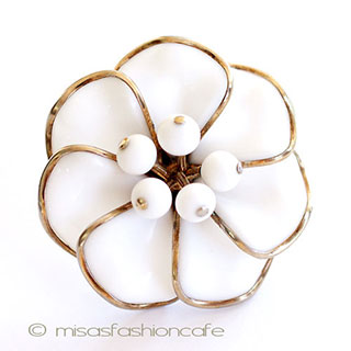 （画像用） Ｔｒｉｆａｒｉ　 トリファリ ミルクガラス花ブローチ