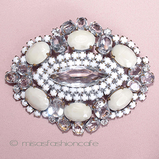 （画像用） チェコ製ガラスブローチ