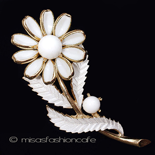 （画像用） Ｔｒｉｆａｒｉ　 トリファリ ミルクガラス花ブローチ