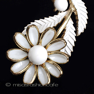 （画像用） Ｔｒｉｆａｒｉ　 トリファリ ミルクガラス花ブローチ