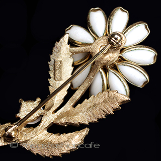 （画像用） Ｔｒｉｆａｒｉ　 トリファリ ミルクガラス花ブローチ