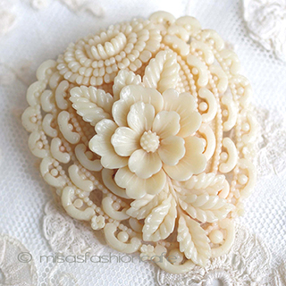 （画像用） セルロイドお花ブローチ