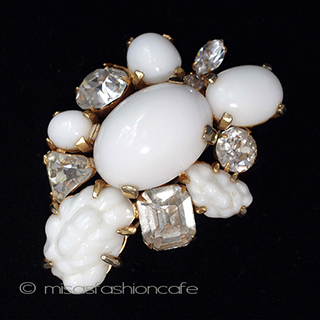 （画像用） ＭＡＲＶＥＬＬＡブローチ ミルクガラスクリスタル