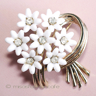 （画像用） ＣＯＲＯ　ブローチ ホワイトブーケ