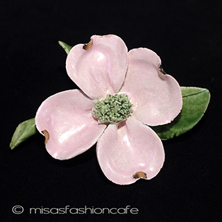 （画像用） 英国製　ブローチ ポーセリン　ハナミズキ