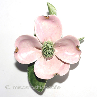 （画像用） 英国製　ブローチ ポーセリン　ハナミズキ