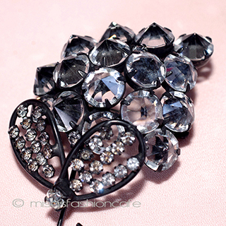 （画像用） クリスタル葡萄ブローチ