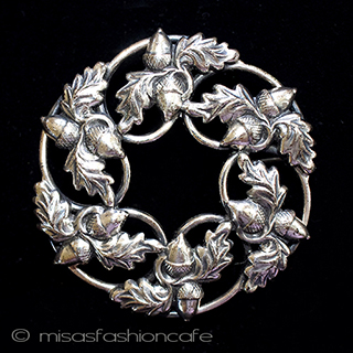 （画像用） スターリング銀製ブローチ 団栗ドングリのリース　