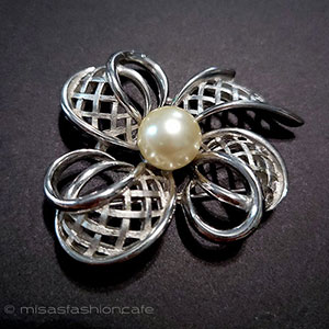 （画像用） Trifari　 トリファリ パールりぼんブローチ