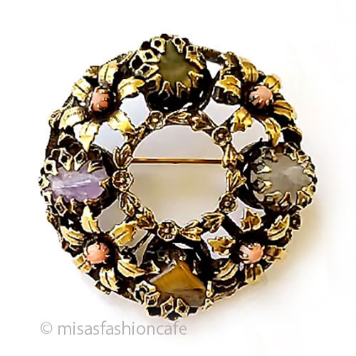 （画像用） アンティークブローチ 天然石＆珊瑚の花リース