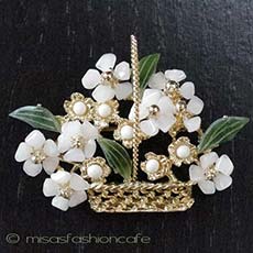 （画像用） 天然石＆ヒスイの花かご ブローチ兼ペンダント