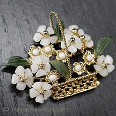 （画像用） 天然石＆ヒスイの花かご ブローチ兼ペンダント