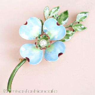 （画像用） Original By Robert　 ハナミズキの花ブローチ