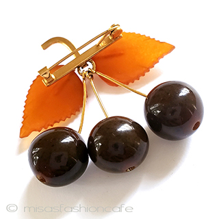 （画像用） さくらんぼ　ブローチ 天然石　アンバー