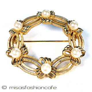 （画像用） Trifariトリファリブローチ パールのリボンリース