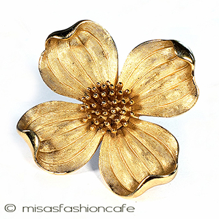 （画像用） Trifari　 トリファリ ハナミズキのお花ブローチ