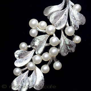 （画像用） Trifari　 トリファリ パール銀葉ブローチ