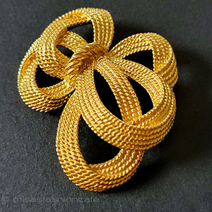 （画像用） Trifari　 トリファリ 金リボン　ブローチ