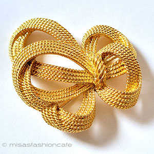 （画像用） Trifari　 トリファリ 金リボン　ブローチ