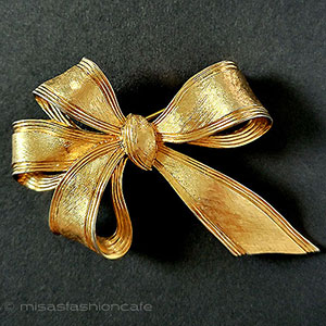 （画像用） Trifari　 トリファリ 金リボン　ブローチ