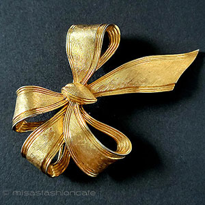 （画像用） Trifari　 トリファリ 金リボン　ブローチ