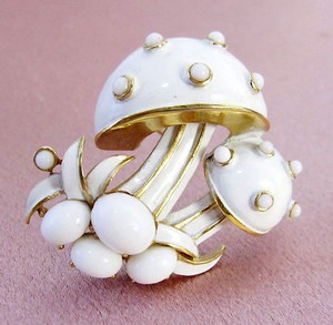 （画像用） クラウントリファリ Trifari きのこブローチ