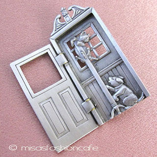 （画像用） 開くドア仕掛けブローチ 猫ネコと犬イヌ　