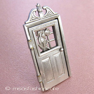 （画像用） 開くドア仕掛けブローチ 猫ネコと犬イヌ　