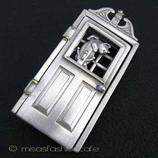 （画像用） 開くドア仕掛けブローチ 猫ネコと犬イヌ　