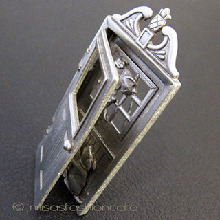 （画像用） 開くドア仕掛けブローチ 猫ネコと犬イヌ　