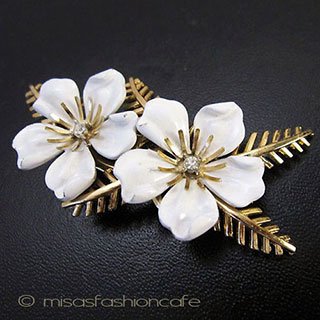 （画像用） Ｔｒｉｆａｒｉ　 トリファリ 白花ブーケ　 ブローチ