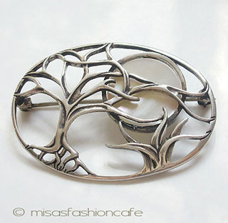 （画像用） マザーオブパールの満月 銀製　夜の森ブローチ