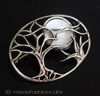 （画像用） マザーオブパールの満月 銀製　夜の森ブローチ