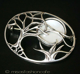 （画像用） マザーオブパールの満月 銀製　夜の森ブローチ