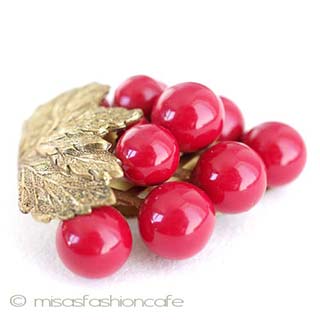 （画像用） 赤い葡萄　ブローチ
