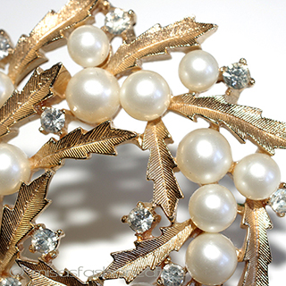 （画像用） Ｔｒｉｆａｒｉ　 トリファリ ヒイラギリース　ブローチ