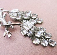 （画像用） クラウンTrifari　 葡萄　ブローチ