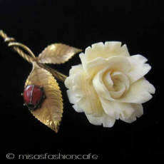 （画像用） 象牙アイボリー 12Kgf 薔薇・てんとう虫ブローチ