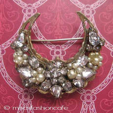 （画像用） Original By Robert お花三日月　ブローチ