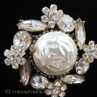 （画像用） ビジューの花ブローチ ガラス・バロックパール　