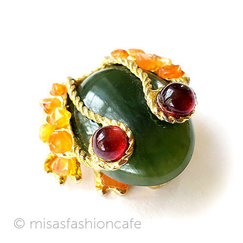 （画像用） SWOBODA　スワボダ 天然石の蛙　ブローチ